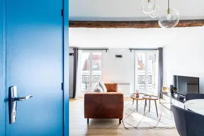 Télévision ou salle de divertissement dans l'établissement GuestReady - Serene stay near Champs de Mars