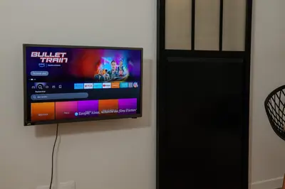 Télévision ou salle de divertissement dans l'établissement Cosy one bedroom close to Paris & Stade de France