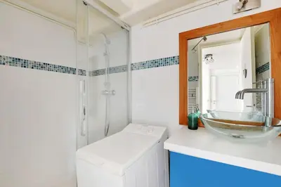 Salle de bains dans l'établissement COSY 2 pièces INVALIDES BON MARCHE