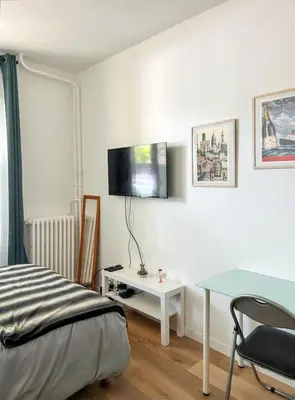 Télévision ou salle de divertissement dans l'établissement Studio de charme à Montrouge - 20 m² - Internet inclus