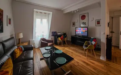 Télévision ou salle de divertissement dans l'établissement Welcome to Paris