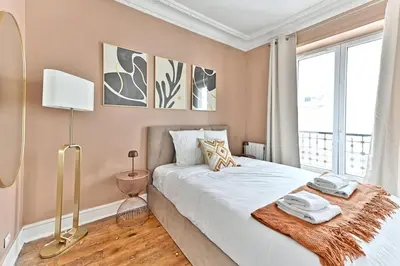 Un ou plusieurs lits dans un hébergement de l'établissement Appartement cosy et coloré au cœur de Paris