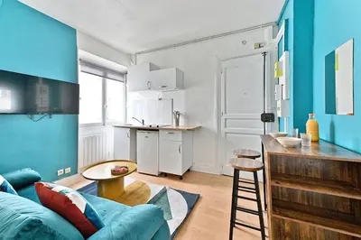 Cuisine ou kitchenette dans l'établissement Appartement cosy et coloré au cœur de Paris
