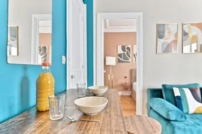Coin salon dans l'établissement Appartement cosy et coloré au cœur de Paris