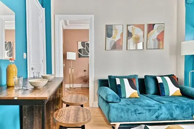 Coin salon dans l'établissement Appartement cosy et coloré au cœur de Paris