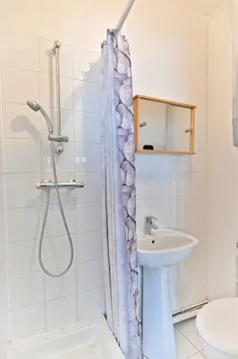 Salle de bains dans l'établissement Appartement cosy et coloré au cœur de Paris