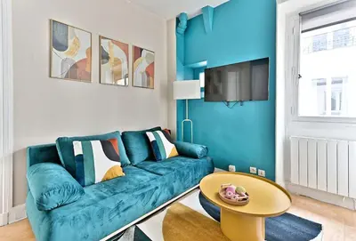 Coin salon dans l'établissement Appartement cosy et coloré au cœur de Paris