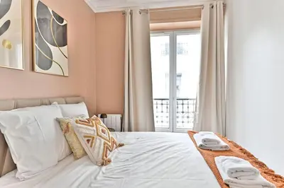 Un ou plusieurs lits dans un hébergement de l'établissement Appartement cosy et coloré au cœur de Paris