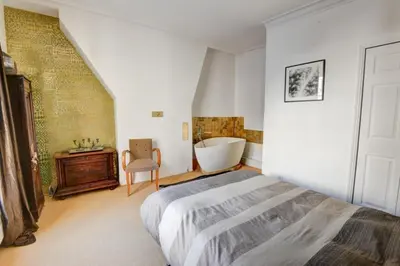 Un ou plusieurs lits dans un hébergement de l'établissement Coeur Paris authentique
