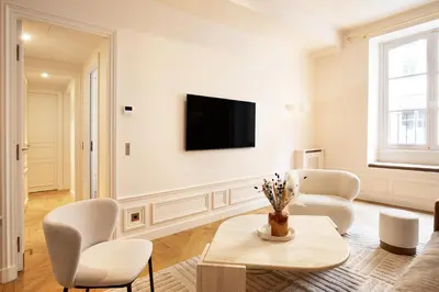 Télévision ou salle de divertissement dans l'établissement Pick A Flat's Apartements with services in Louvre - Rue des Halles
