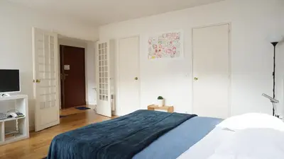 Un ou plusieurs lits dans un hébergement de l'établissement Paris Apartment Close to Eiffel Tower and Metro