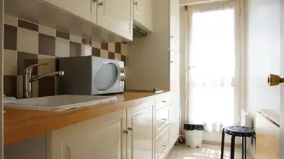 Cuisine ou kitchenette dans l'établissement Paris Apartment Close to Eiffel Tower and Metro