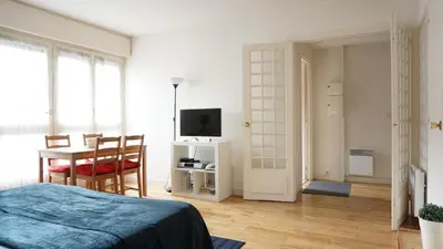Télévision ou salle de divertissement dans l'établissement Paris Apartment Close to Eiffel Tower and Metro