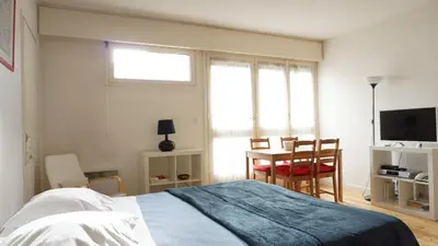 Un ou plusieurs lits dans un hébergement de l'établissement Paris Apartment Close to Eiffel Tower and Metro