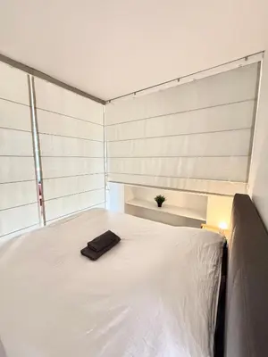 Un ou plusieurs lits dans un hébergement de l'établissement Chic Modern Studio Steps from Luxembourg Gardens Henri Barbusse