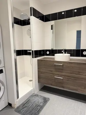 Salle de bains dans l'établissement Chic Modern Studio Steps from Luxembourg Gardens Henri Barbusse
