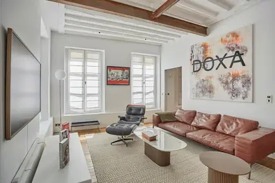 Télévision ou salle de divertissement dans l'établissement Amazing 2 bedrooms Apartment Paris Center by Studio Prestige