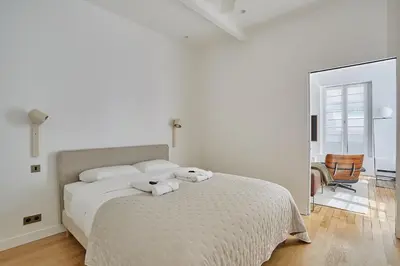 Un ou plusieurs lits dans un hébergement de l'établissement Amazing 2 bedrooms Apartment Paris Center by Studio Prestige