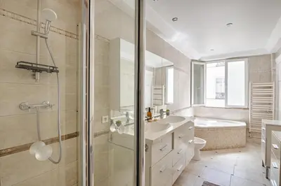 Salle de bains dans l'établissement Le Petit Hôtel - Appt 6p 127 m² à Paris