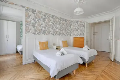 Un ou plusieurs lits dans un hébergement de l'établissement Le Petit Hôtel - Appt 6p 127 m² à Paris