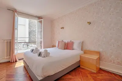 Un ou plusieurs lits dans un hébergement de l'établissement Le Petit Hôtel - Appt 6p 127 m² à Paris
