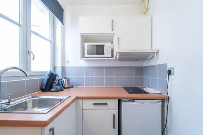 Cuisine ou kitchenette dans l'établissement Résidence Jardin des plantes PARIS