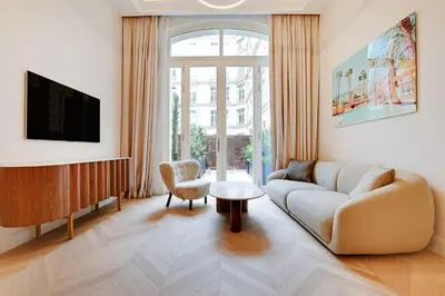 Télévision ou salle de divertissement dans l'établissement Luxury apartment with AC - GeorgeV-Champs Elysees