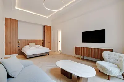 Un ou plusieurs lits dans un hébergement de l'établissement Luxury apartment with AC - GeorgeV-Champs Elysees
