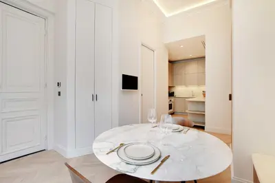 Télévision ou salle de divertissement dans l'établissement Luxury apartment with AC - GeorgeV-Champs Elysees