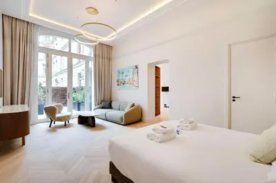 Un ou plusieurs lits dans un hébergement de l'établissement Luxury apartment with AC - GeorgeV-Champs Elysees