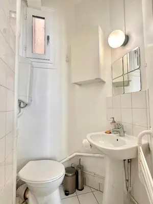 Salle de bains dans l'établissement Spacious flat near Montparnasse Bausset 4th