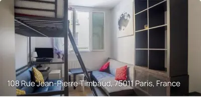 Télévision ou salle de divertissement dans l'établissement Petit Nid à Paris