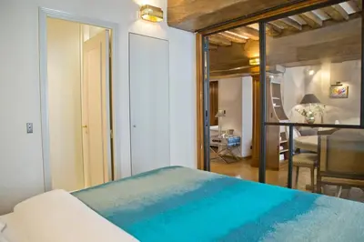 Un ou plusieurs lits dans un hébergement de l'établissement Kristine - Luxury 2BR Saint-Germain Notre-Dame