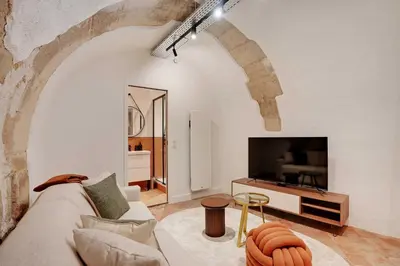 Télévision ou salle de divertissement dans l'établissement Magnifique appt avec 2 salons- 1BD-6P - Notre-Dame