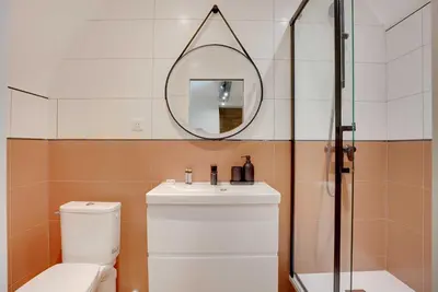 Salle de bains dans l'établissement Magnifique appt avec 2 salons- 1BD-6P - Notre-Dame