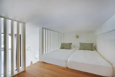 Un ou plusieurs lits dans un hébergement de l'établissement Magnifique appt avec 2 salons- 1BD-6P - Notre-Dame