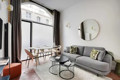 Coin salon dans l'établissement Magnifique appt avec 2 salons- 1BD-6P - Notre-Dame