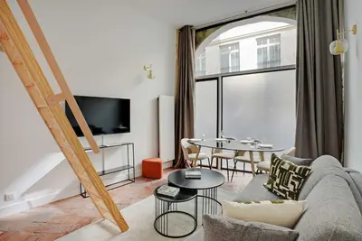 Télévision ou salle de divertissement dans l'établissement Magnifique appt avec 2 salons- 1BD-6P - Notre-Dame