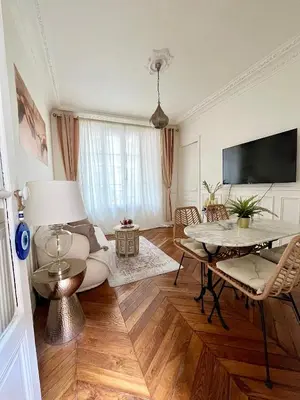 Télévision ou salle de divertissement dans l'établissement Appt de charme - Paris 15 eme