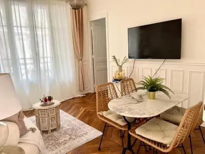 Télévision ou salle de divertissement dans l'établissement Appt de charme - Paris 15 eme