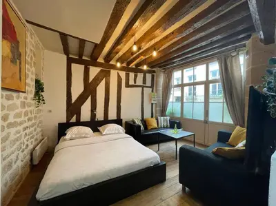 Un ou plusieurs lits dans un hébergement de l'établissement Amélie - Authentic 2BR Saint-André des Arts Historic Courtyard
