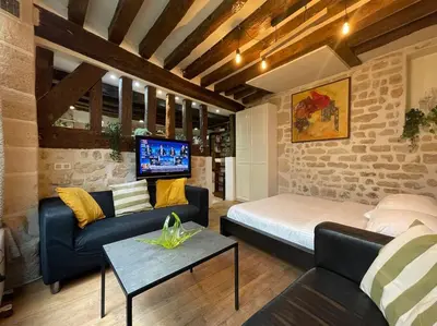 Un ou plusieurs lits dans un hébergement de l'établissement Amélie - Authentic 2BR Saint-André des Arts Historic Courtyard