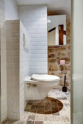 Salle de bains dans l'établissement Amélie - Authentic 2BR Saint-André des Arts Historic Courtyard