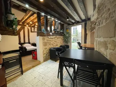 Un ou plusieurs lits dans un hébergement de l'établissement Amélie - Authentic 2BR Saint-André des Arts Historic Courtyard