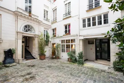 Façade ou entrée de l'établissement Amélie - Authentic 2BR Saint-André des Arts Historic Courtyard