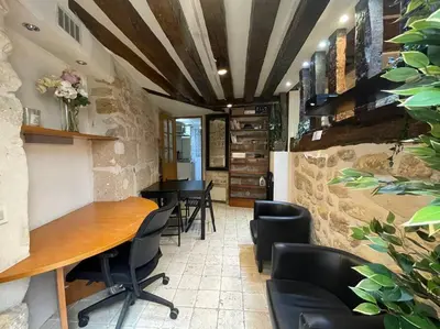Coin salon dans l'établissement Amélie - Authentic 2BR Saint-André des Arts Historic Courtyard