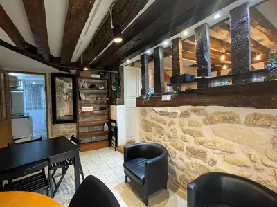 Coin salon dans l'établissement Amélie - Authentic 2BR Saint-André des Arts Historic Courtyard