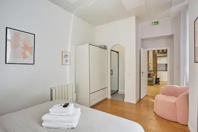 Un ou plusieurs lits dans un hébergement de l'établissement Sublim Apartment 3 bedrooms Center of Paris by Studio Prestige