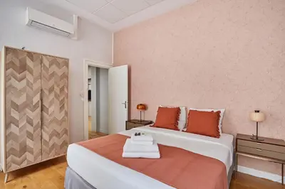 Un ou plusieurs lits dans un hébergement de l'établissement Sublim Apartment 3 bedrooms Center of Paris by Studio Prestige