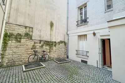 Vélo sur le terrain de l'établissement Flexliving - Studio - Gérard ou dans les environs